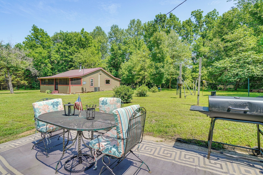 Riverfront Cabin - 6 Mi to Great Smoky Mtns NP!
