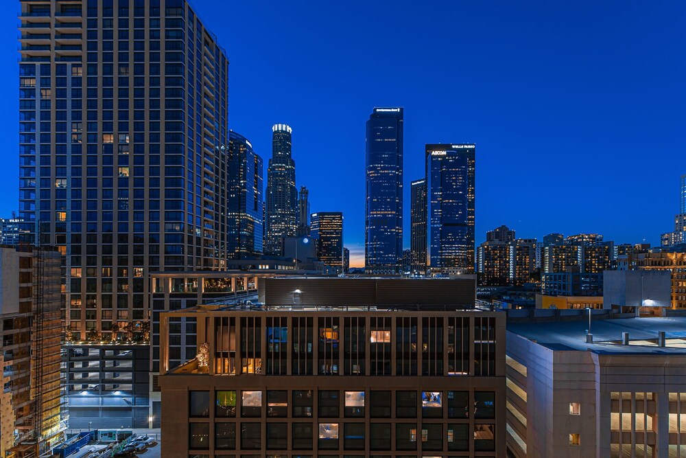 Stylish 2br/2ba At HWH by Oneluxstay