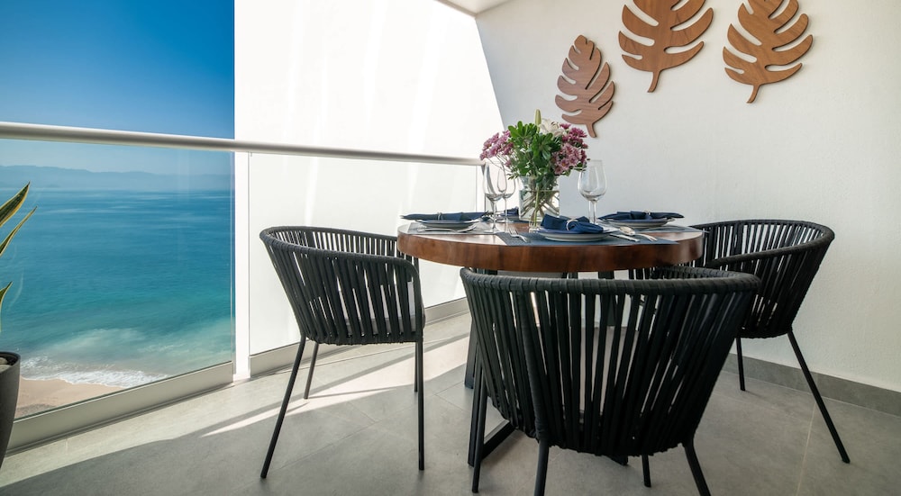 Elegant 1 BR Condo - Beachfront - Pools - King