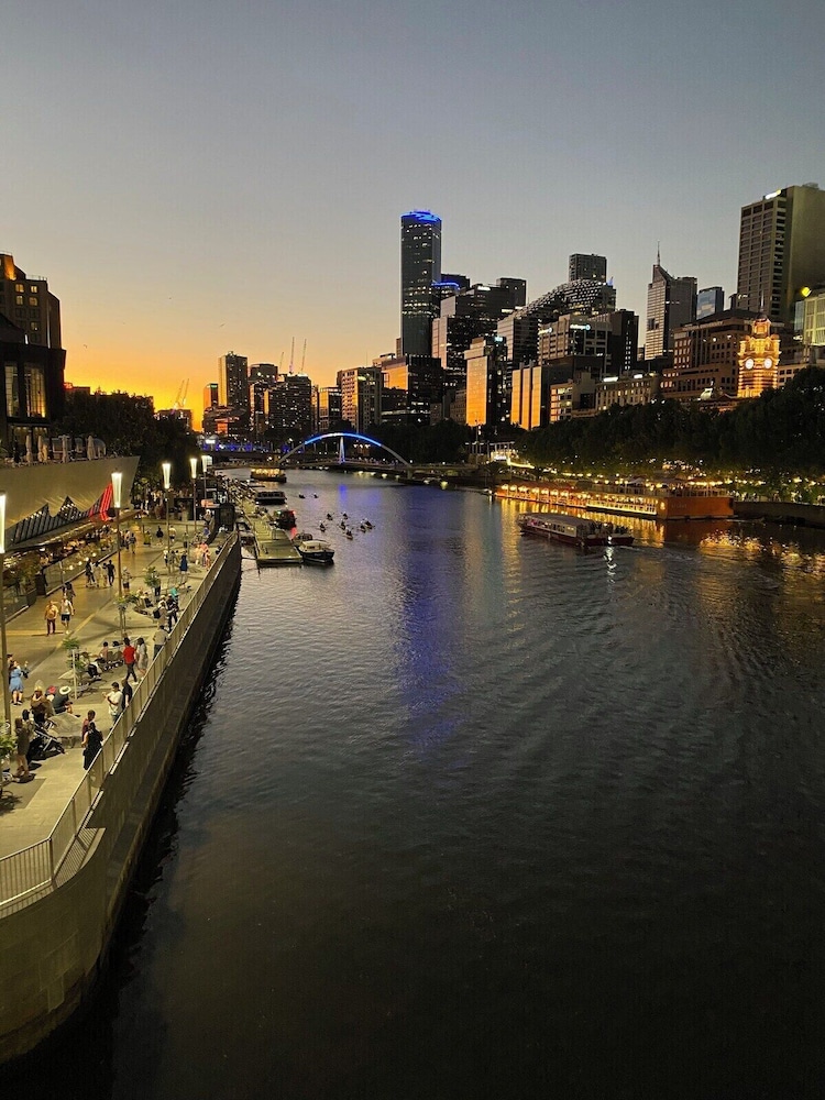 Luxurious Apartment With City Views and Yarra River