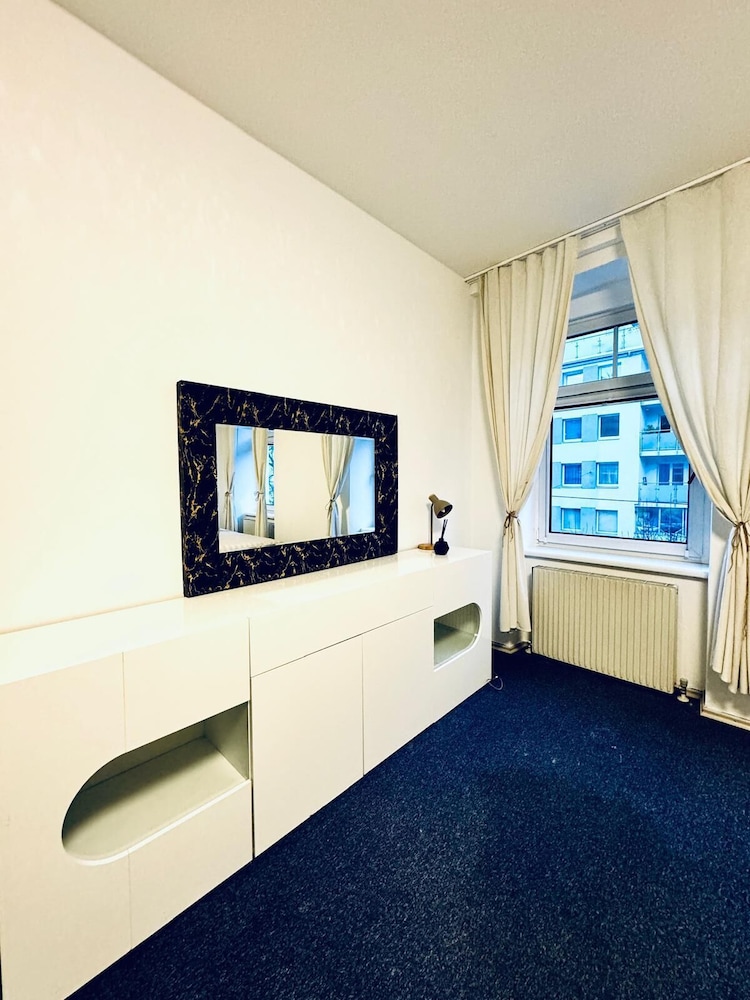 Spacious 7BR Apartment Prime Location
