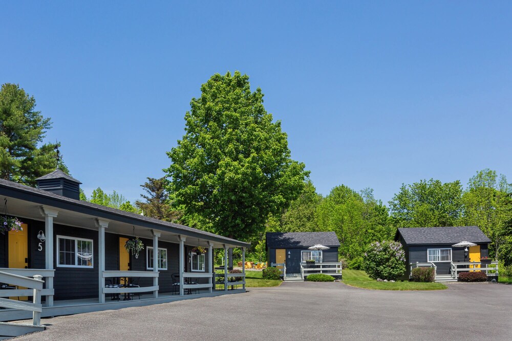 Seascape Motel & Cottages