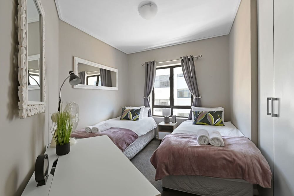 Modern 3-bed Apt Designer Touch Mountain Views