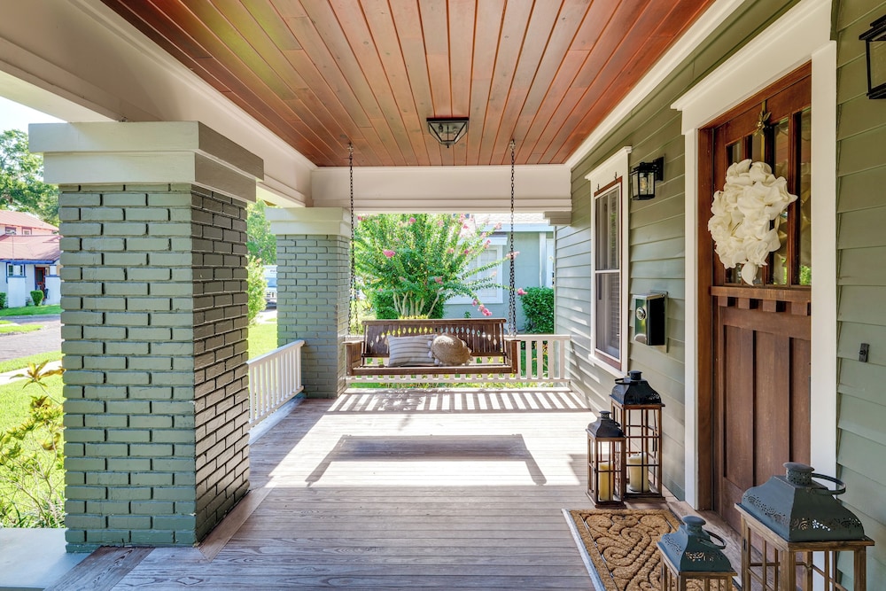Renovated, Stylish Retreat w/ Patio in Lakeland!