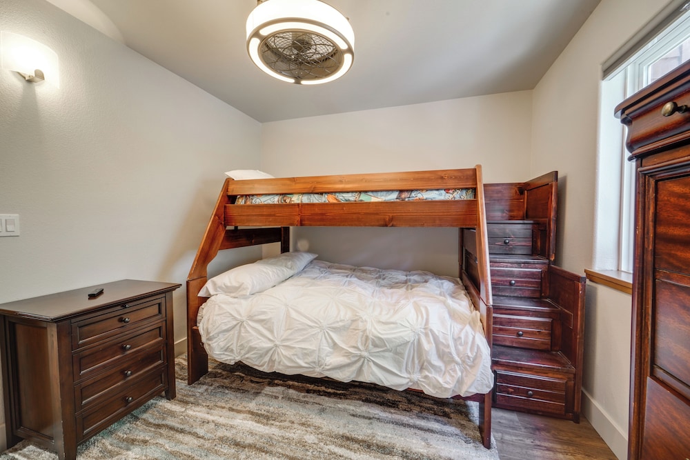 Near Downhill Ski Resort! Hot Tub Haven in Truckee