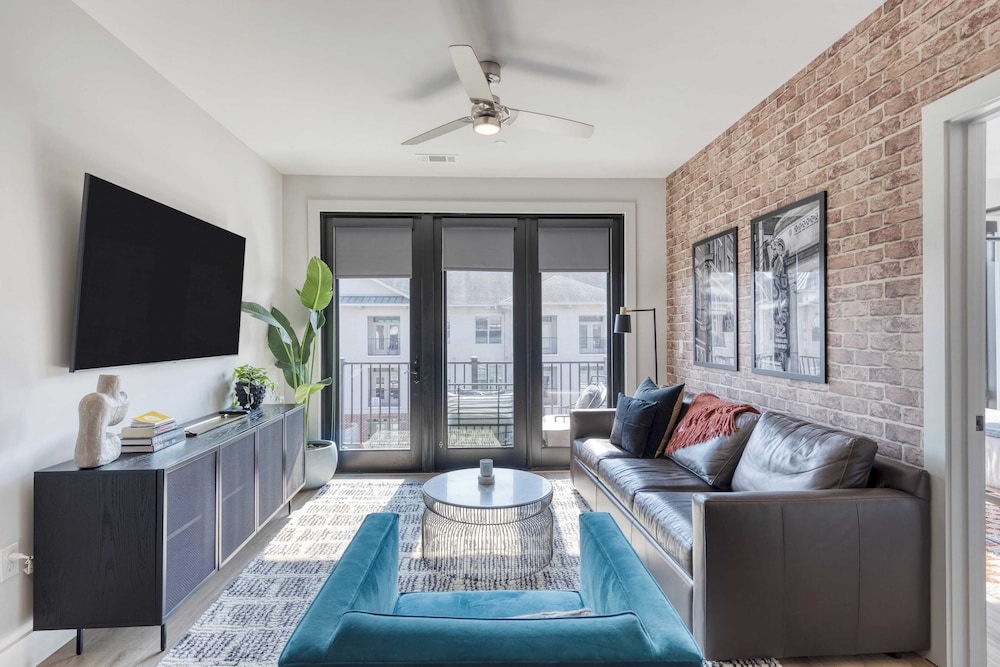 Sleeps 24 4 Modern Midtown Apartments w/ Gym + Pool Walkable to Shops & Eats