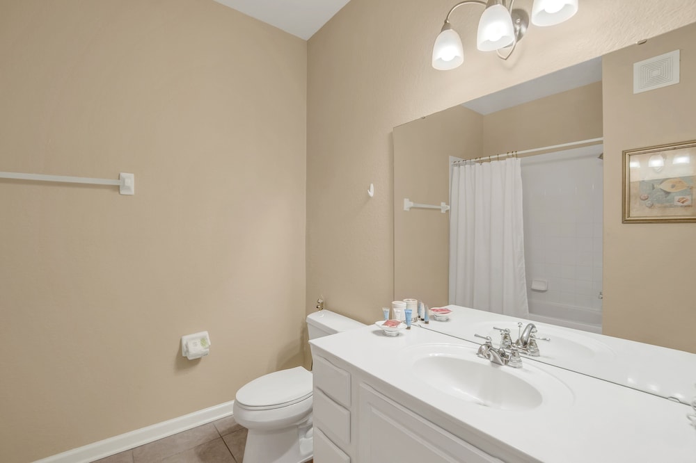 Cozy Condo W/private Balcony Steps to Conv. Ctr