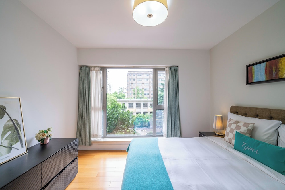 Tyms 3BR 2BA Apt Xujiahui Center