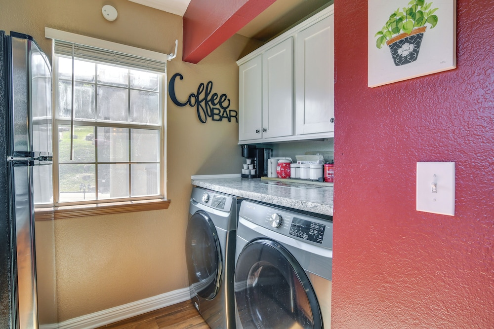 Near Silver Dollar City! Condo w/ Hot Tub & Lake view 4