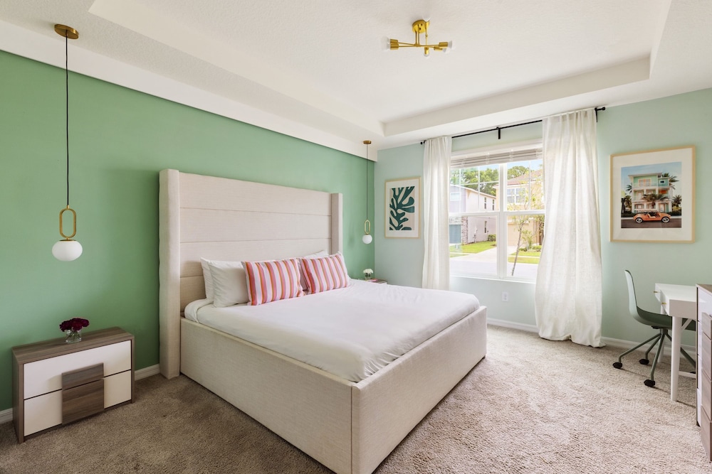 Coconut Breeze Resort Home Near Parks 25 Guests Located in Solara Resort