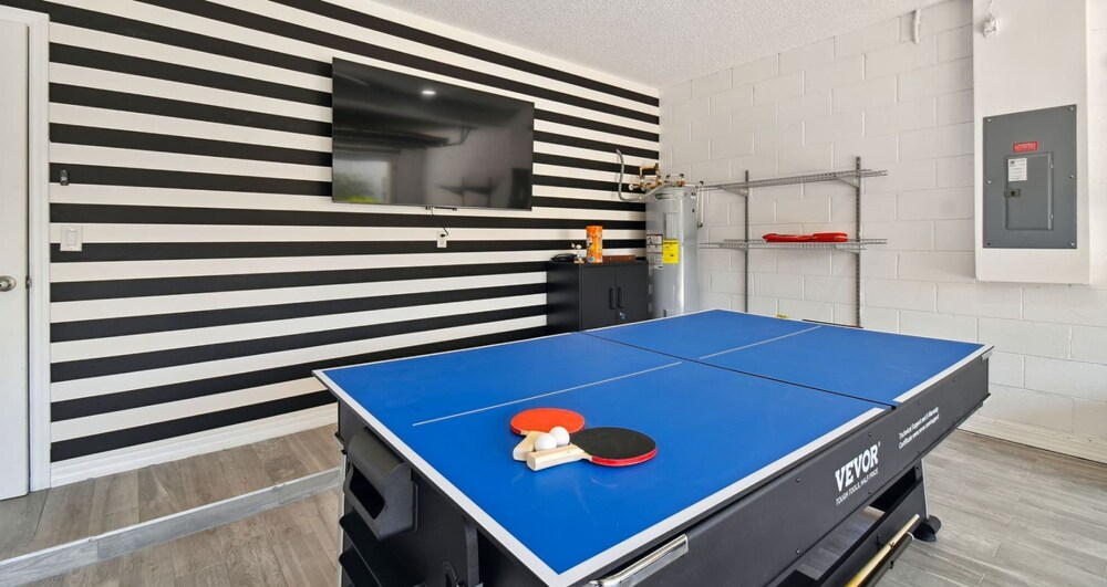 Large 6BR Family Home w Pool Hot Tub Games Room