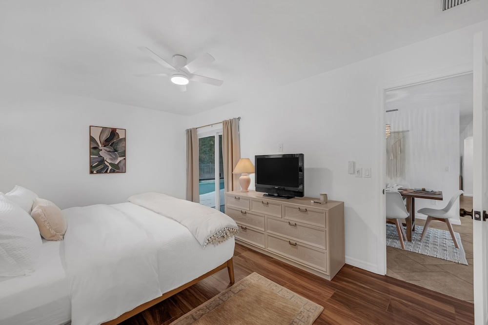 Naples Henrie Hideaway - Private Pool, Pet Friendly 12 Mins From Beach & Downtown 3 Bedroom Home