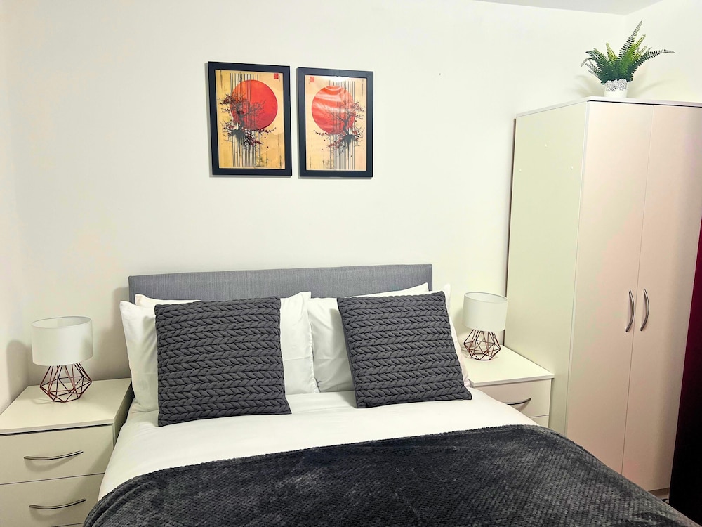 City Nearby - Parking - Wifi - Garden - Sleeps 4 view 3