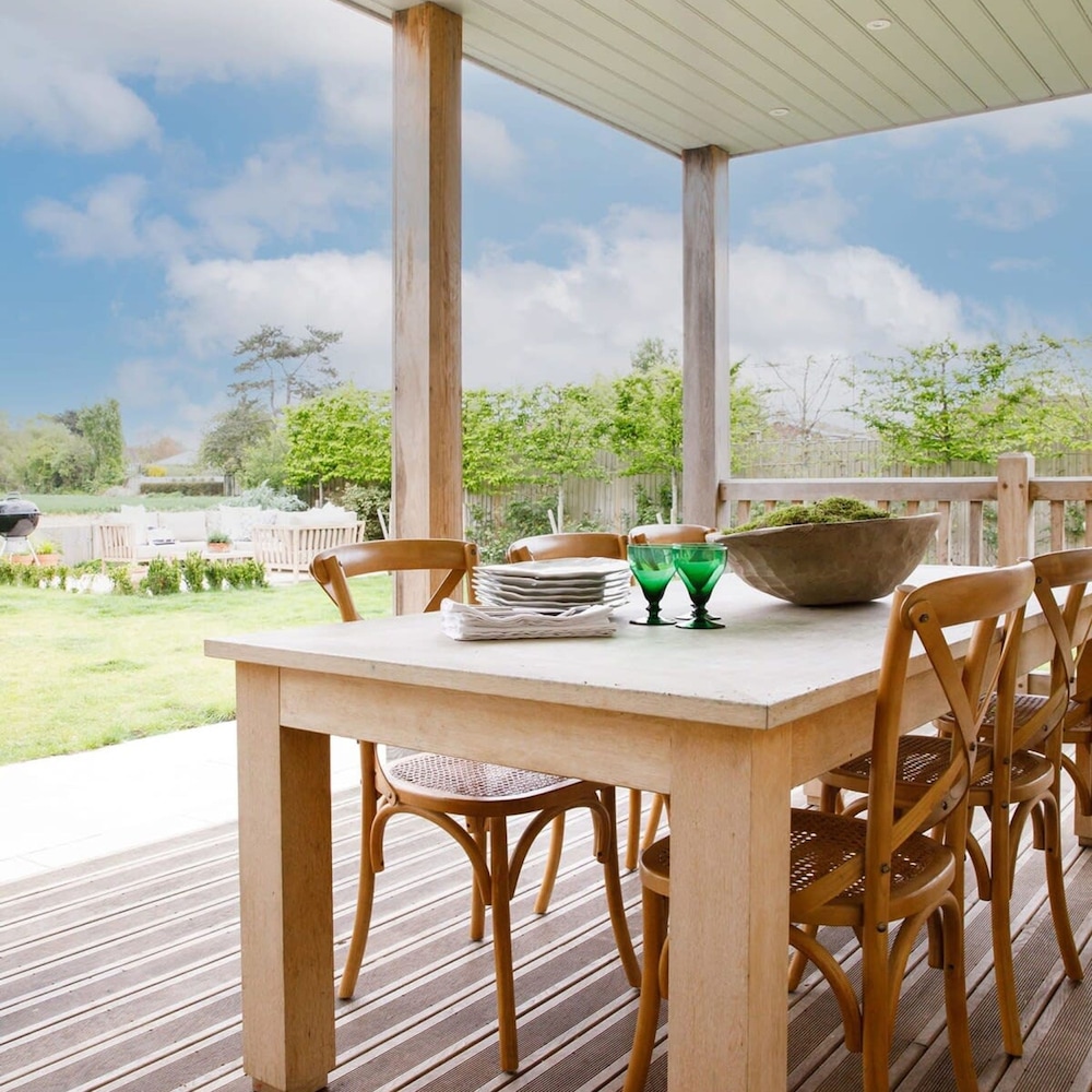 Beautiful Oasis Near Waterfront