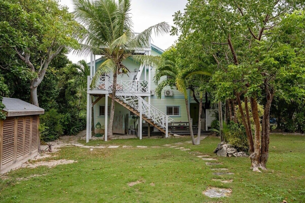 Chat N Chill - Top Floor Condo, Walk To Pink Sands Beach 2 Bedroom Townhouse