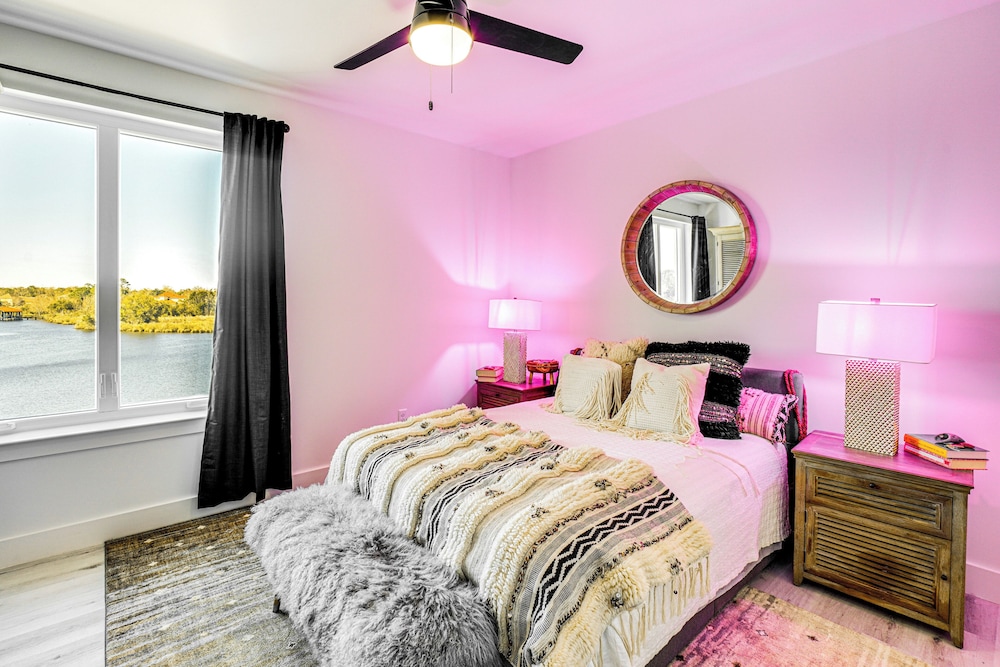 3 Mi to Gulfport Beaches: Waterfront 'casa Pesce'