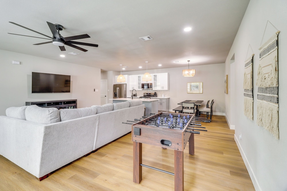Townhome Near At&t Stadium: Great for Game Day!