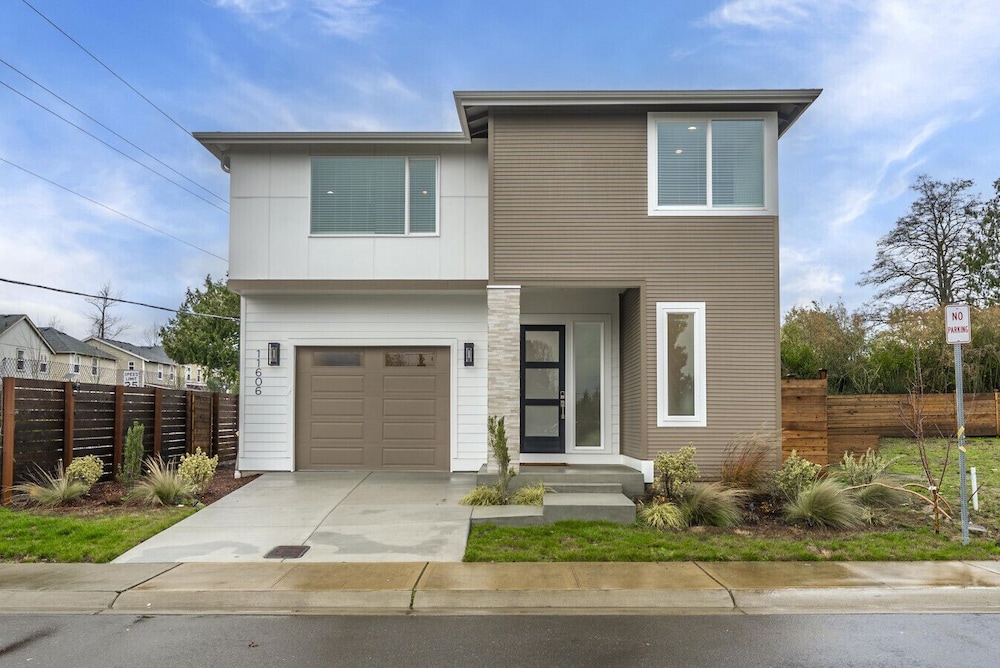 Brand New 5BR Home Fenced Yard Ample Parking