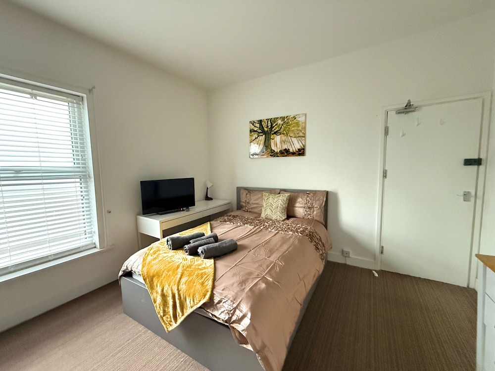 Spacious 6BR Property with Parking