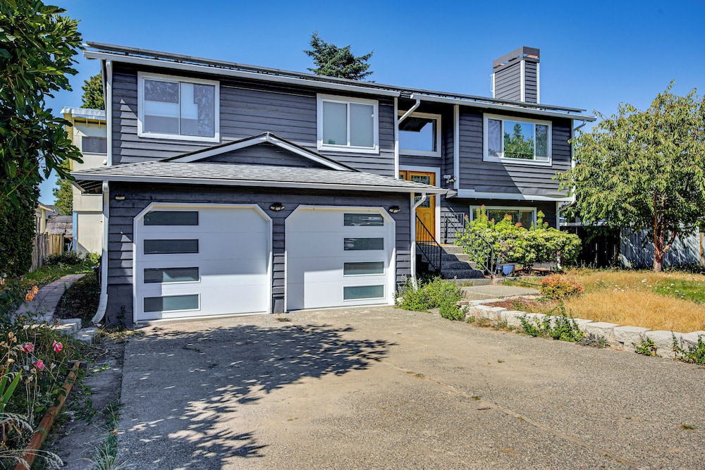 1 Mi to Puget Sound Shores: Modern Des Moines Apt!