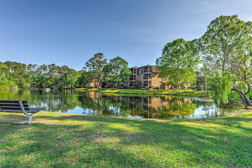 Community Pool & Bikes: Hilton Head Family Condo view 4