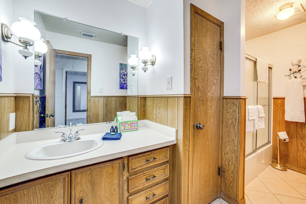 Family Getaway on 4 Acres in Mineola!