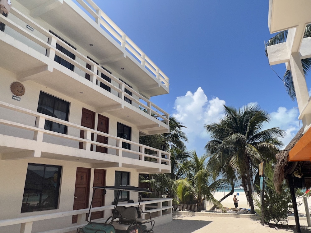 Hotel Chichis and Charlies Beachfront - Image 1