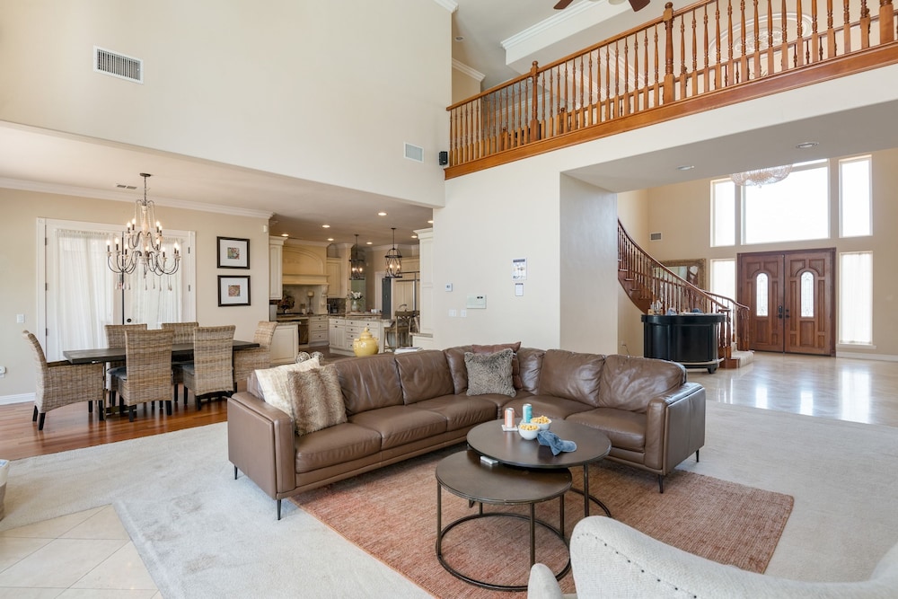 Grand Contento by Avantstay Extraordinary Estate w Pool Movie Room