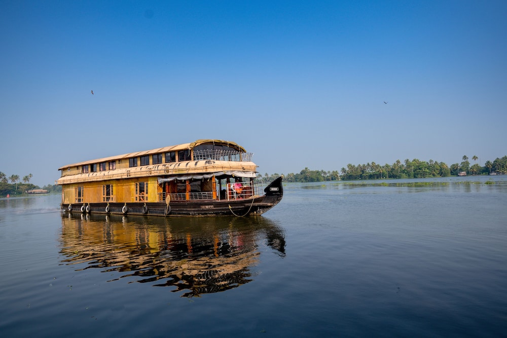 OYO 24146 Houseboat Anugraha 6bhk view 2