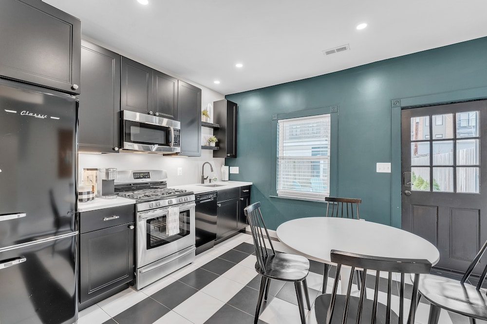 Chez Old Town Walk To Shops Metro & Waterfront 2 Bedroom Townhouse