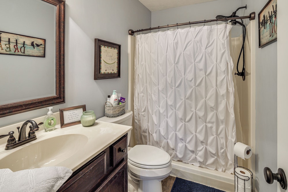 Hot Tub & Scenic Deck! Spacious Cookeville Retreat