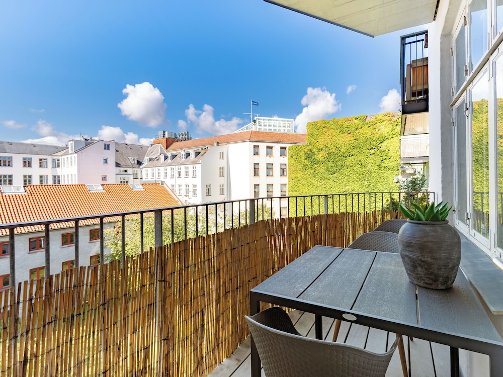 Sanders Shield 2 - 3 Bedroom Apartment With Balcony