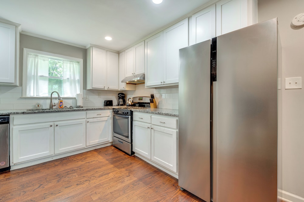 Inviting Home w/ Backyard: 8 Mi to Dtwn Atlanta!
