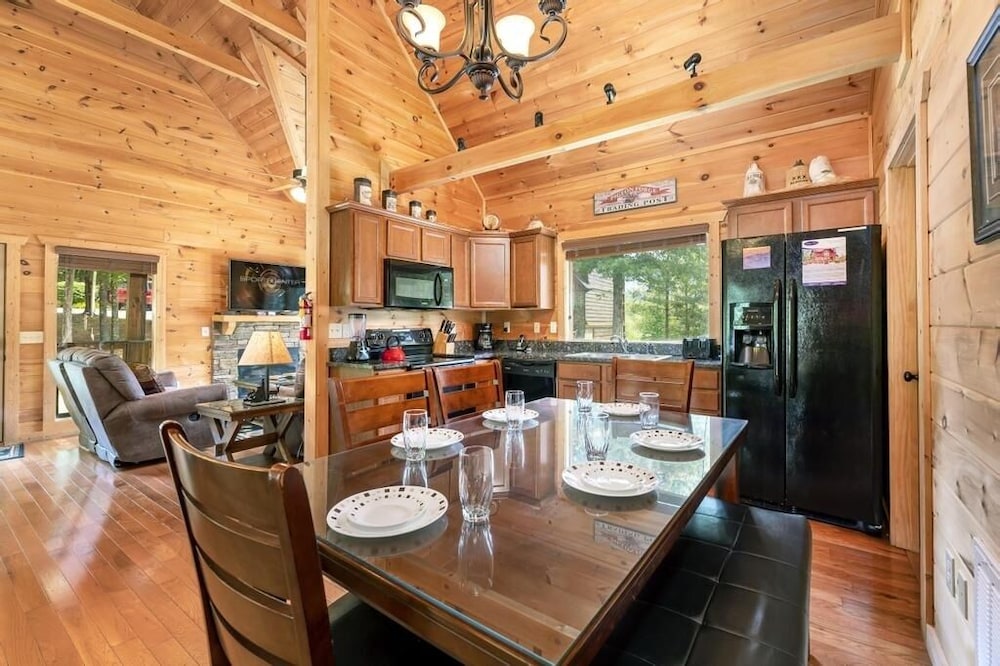 A Suite Mountain - 2 Bedrooms, 1 Baths, Sleeps 6 Cabin by RedAwning