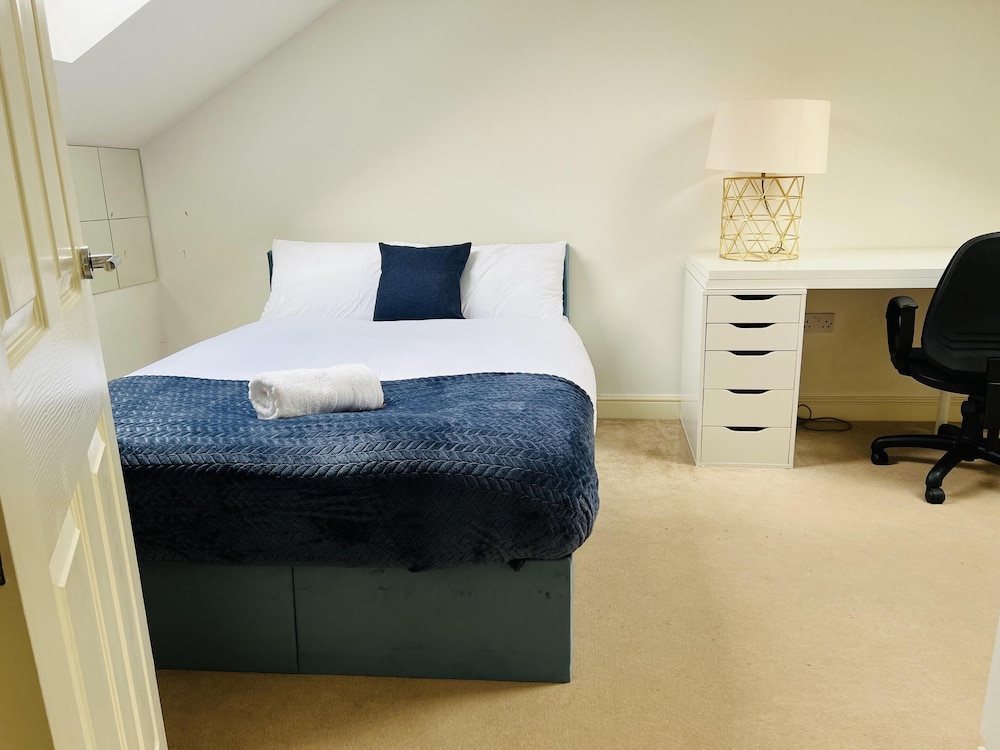 Charming 3-bed House in Levenshulme, Manchester view 5