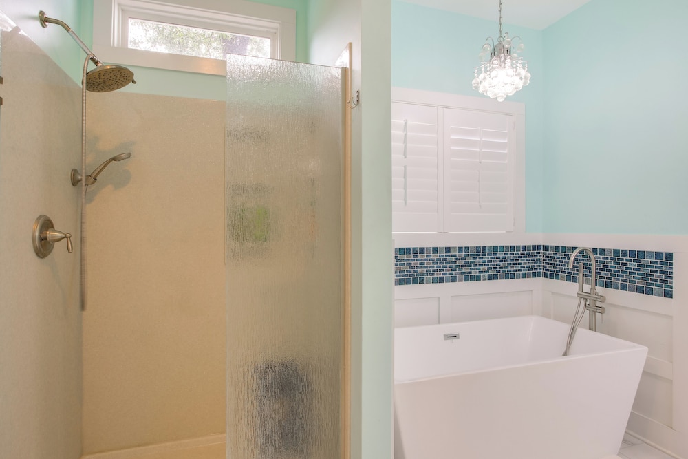 Lakefront Home w/ Hot Tub & Dock in Cross Hill!