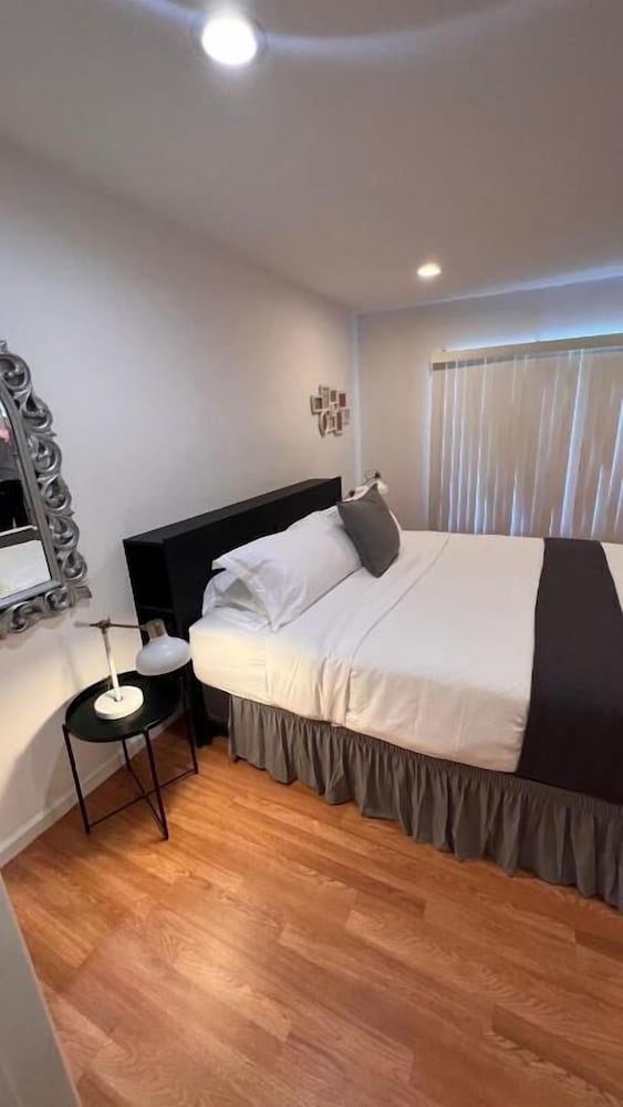 Hollywood Business Suites