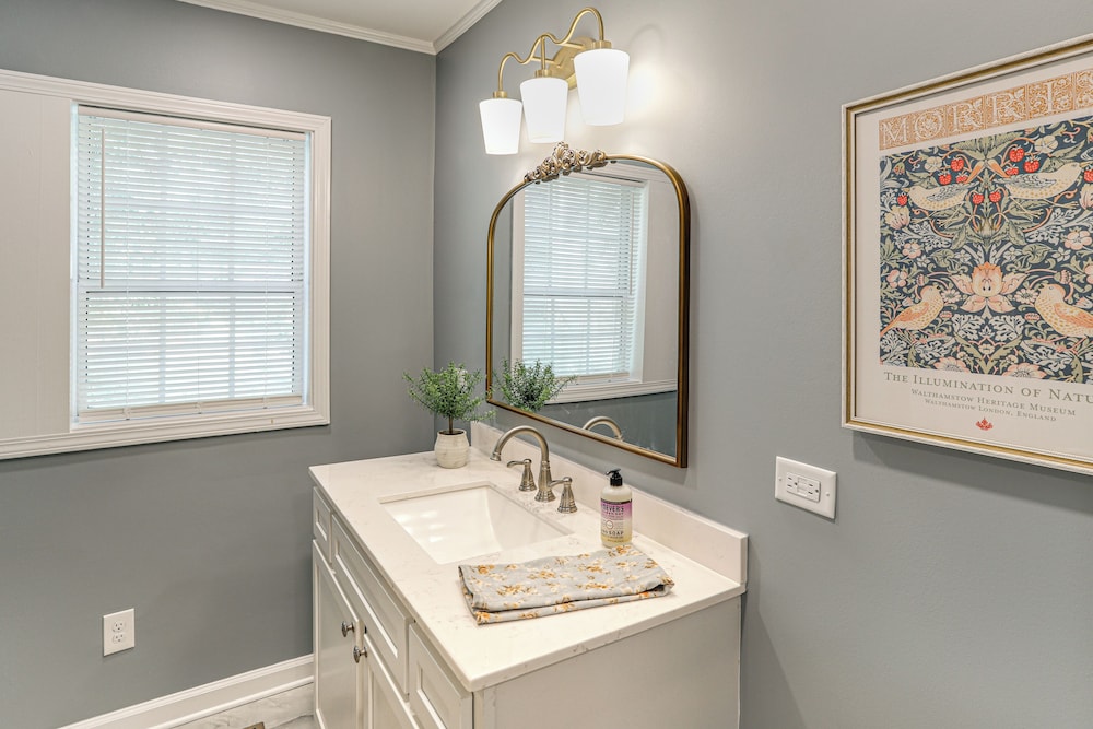 Walk to Ole Miss! Updated Home Near Oxford Square