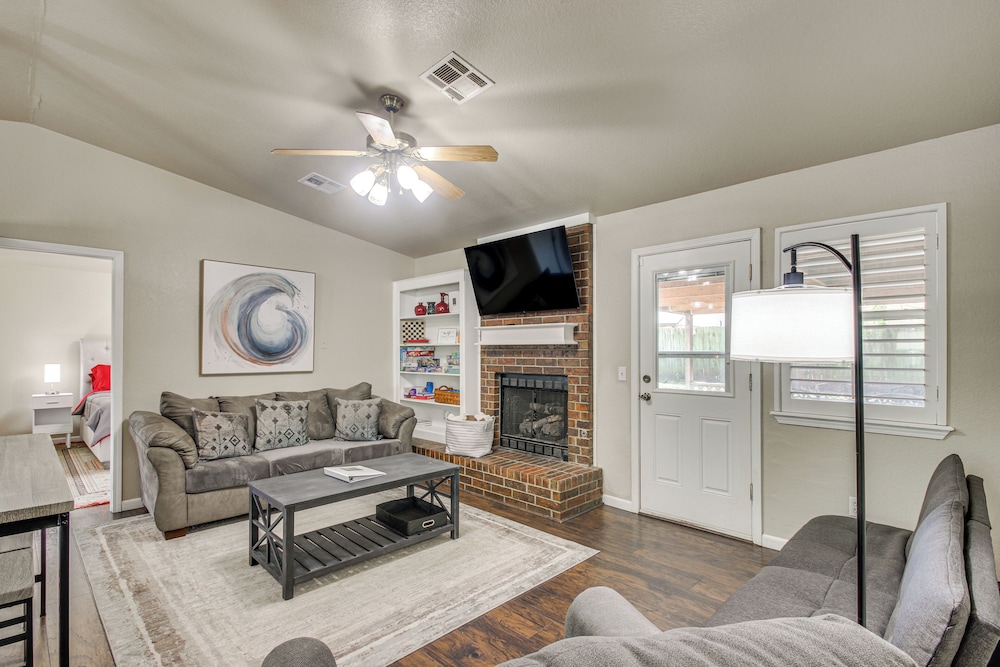 2 Mi to OU: Family-friendly Retreat w/ Patio!