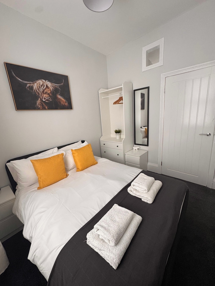 House - Sleeps 6 - Pet Friendly - Garden - Parking