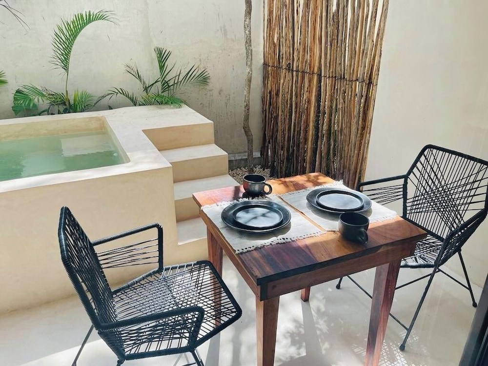 Private Jacuzzi with Pool Studio S11