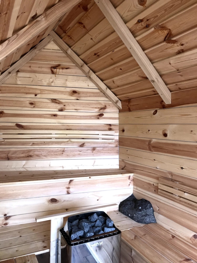 ICELAND SJF Villa , Hot tub & Outdoor Sauna Amazing Mountains View - 15 min to downtown