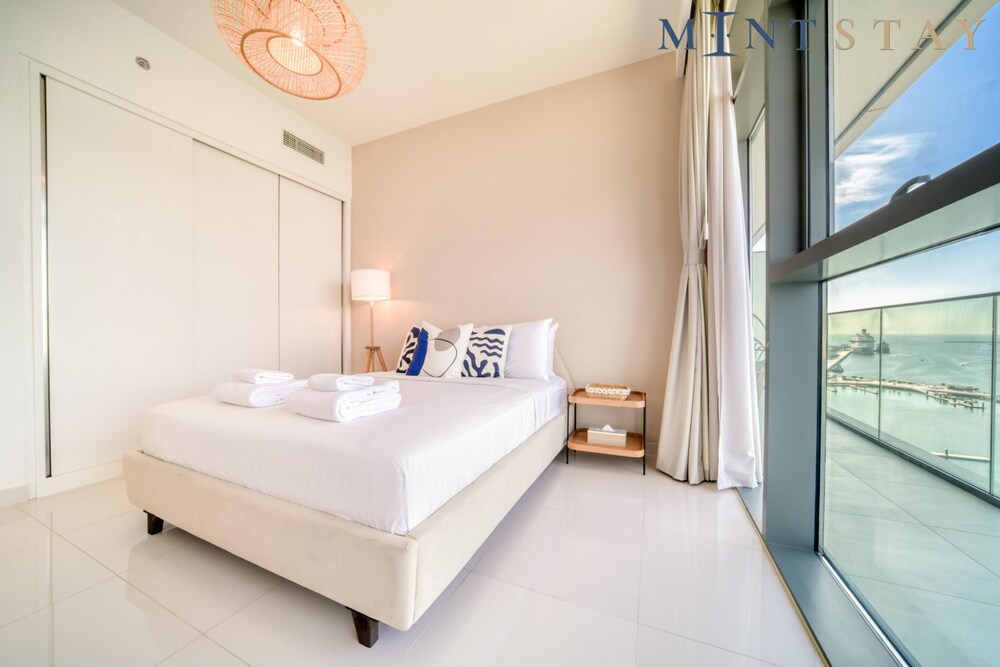 Luxury Sea View Living on Emaar Beachfront