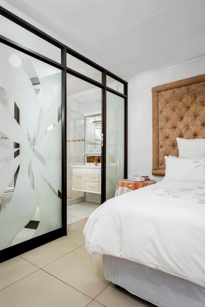 SelaMod Village guest House