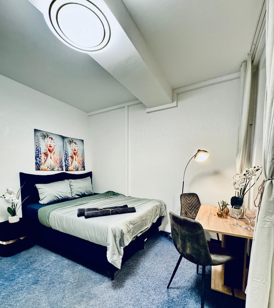 Spacious 7BR Apartment Prime Location