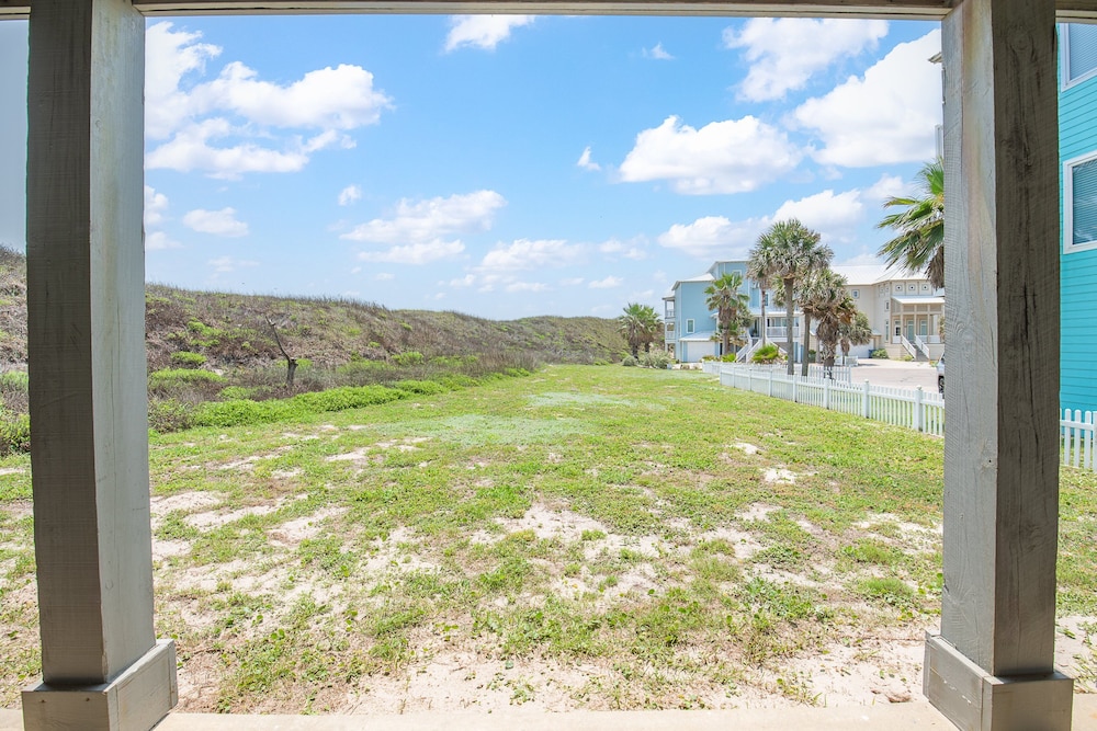 Beach Front Baby Ocean Views, Golf Cart & Pet Friendly!