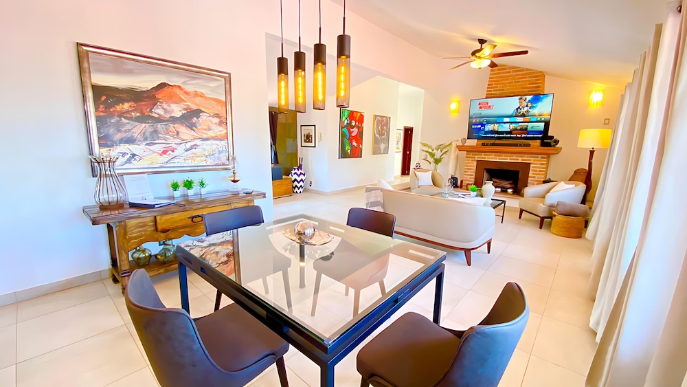Luxurious Ajijic 2 Bedroom House - Huge Patio -bikes -gym -pickleball Court