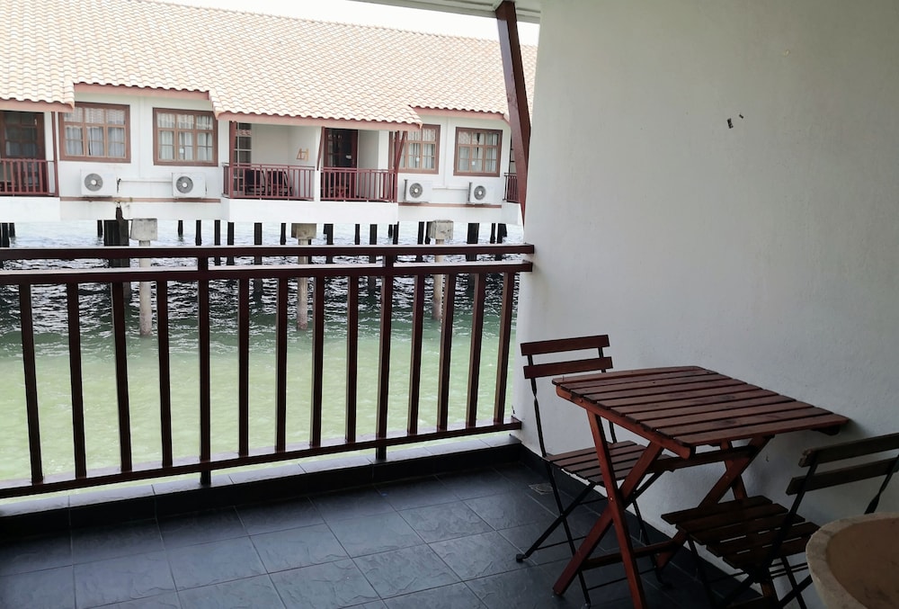 Alpine LXPD Premium Water Chalet photo 3