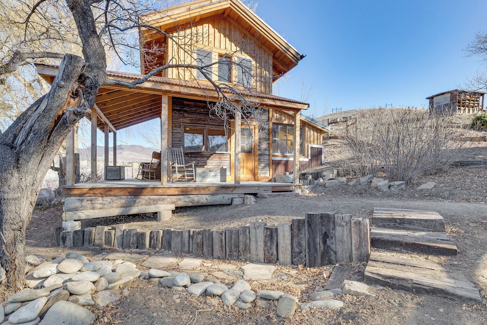 Historic Nature Lovers Cabin on Farm in Paonia!