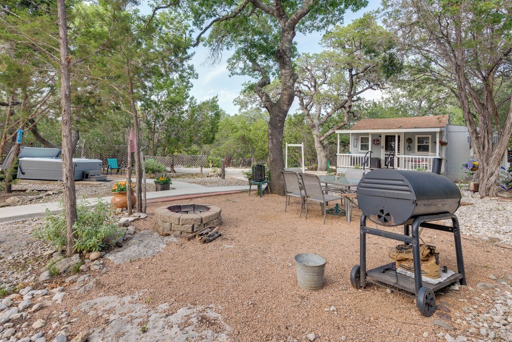 Charming Canyon Lake Cottage w/ Pool BBQ Pit! - Property Image 6